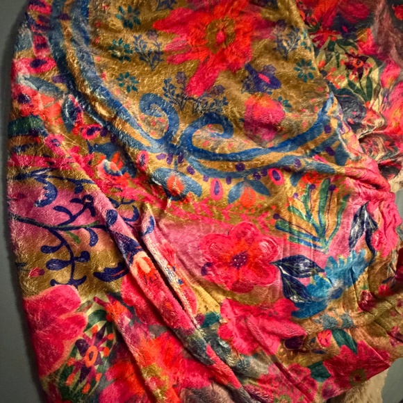 Natural Life Faux Fur Fluffy Floral Throw Blanket 60" x 52 - Picture 2 of 4